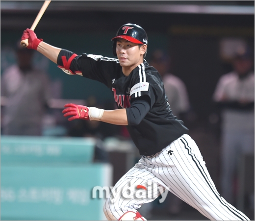 LG has won a valuable victory for Kia for two days.The LG Twins won 6 - 4 in the fifth game of the season against the KIA Tigers in the 2020 Shinhan Bank SOL KBO League at Gwangju - Kia Champions Field on May 5.LG has secured the winning series of three consecutive games with three consecutive wins and six consecutive away wins early: 42 wins, one draw and 32 losses in the season, while KIA, which has lost four consecutive games, has 38 wins and 34 losses.LG starter Lee Min-ho scored his third win of the season with four runs in six innings (two losses) followed by Choi Dong-hwan - Jin Hae-soo - Jung Woo-young - Ko Woo Seok.Ko Woo Seok reported his third save of the season with a scoreless strikeout in three innings in one inning.In the batting line, Hyun-soo Kim had three hits, Hong Chang-gi and Che Eun Seong had two hits.On the other hand, Yang Hyun-jong, who started KIA, scored four runs in 523 innings, and the defeated pitcher was Hong Sang-sam. Choi Hyoung-woo hit three hits in the batting line.LG picked up the lead in the third inning: Yoo Kang-nams hit, Jung Joo-hyuns sacrifice bunt, and Oh Ji-hwans walks, followed by two outs and two basemen Che Eun Seong, who hit a RBI timely hit.The bases were loaded with a walk by Hyun-soo Kim, and Kim Min-sung widened the gap with two RBIs.KIA hit back in the fourth inning with Preston Tucker and Choi Hyoung-woo (two doubles) making second and third bases with consecutive hits after one out.Na Ji-wan scored one RBI infield ground ball and Yoo Min-sang narrowed the gap to one point with one RBI.LG didnt stay still: Che Eun Seong took the lead again with a timely hit following a double by the lead Hong Chang-gi in the fifth inning.KIA then tied 4 - 4 with a single and a second baseman Lee Chang-jin and Kim Sun-bin in the fifth inning.The match was seven innings; Hong Chang-gi, who appeared after one out, broke the balance of 4 to 4 with a solo homer in the middle of the game.Oh Ji-hwan has netted the game with a superior solo homer in the ninth inning without a runner.