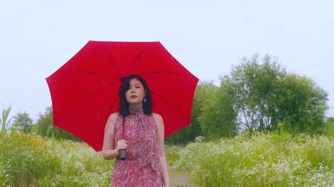 A new song by singer Lyn has been unveiled.On August 5, the agency 325E&C released a teaser video of singer Lyns new song, That Summer Night. It was short, but some of the sound sources were slightly released, amplifying expectations for euphemism.In addition, Lin has been steadily posting pictorial images through SNS and is attracting the attention of listeners.In particular, Lin in the public photos shows an extraordinary appearance and an alluring atmosphere, unlike the one he has shown.That Summer night is produced by Lee Kyu-ho, an artist with various generations including Lee Seung-hwans Three Wishes, Yoon Jong Shins Bingsu, Sung Si Kyung X IU First Winter, and Jung Seung-hwan kim myeong-mi