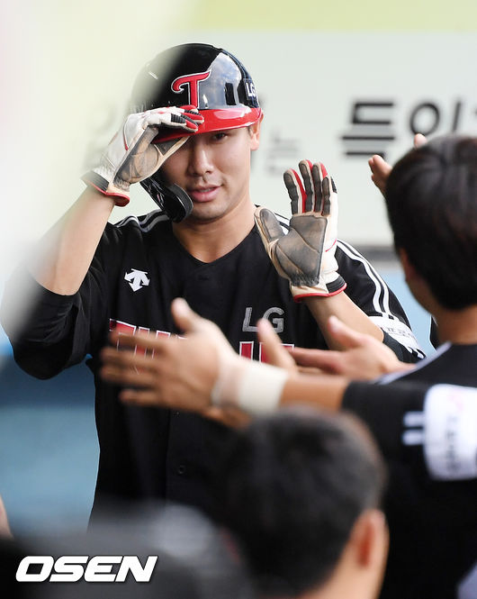 The LG Twins have won three consecutive wins.LG won 6-4 with Lee Min-hos three-win pitch, a clean-cut battle of Jin Woo-yong Ko Woo Seok, and Hong Chang-gis final solo homer in the match against the Kia Tigers in the 2020 Shinhan Bank SOL KBO League held at Gwangju-Kia Champions Field on May 5.Winning three straight wins to secure the Winning Series; KIA is in a quagmire of four straight losses.In the second inning, he made a search and LG showed concentration after the second inning. When Oh Ji-hwan got a walk in the second inning, Che Eun Seong hit a heavy hitter and picked up the lead.Kim Min-sung hit a two-run right-handed hit to run 3-0 when Kim Hyun-soo walked back in. KIA Yang Hyeon-jong allowed three runs after two outs.Kia, who was in pursuit, was backed by a double that fell inside the left-wing line when Tucker hit a left-handed hit in the bottom of the fourth inning.Na Ji-wans shortstop grounder scored one point and Yoo Min-sangs left-handed hit to chase 2-3.LG took a step to 4-2 with a double by Hong Chang-gi and a timely hit by Che Eun Seong in the fifth inning.In the fifth attack, KIA also turned the game to the starting point with Lee Chang-jin and Kim Sun-bin in a timely hit in the first inning with a right-handed hitter.But Na Ji-wan stepped down in a swing in the second and second bases.LG re-taken the lead 5-4 in the seventh inning when leading hitter Hong Chang-gi hit a solo shot (season 2) that passed the right-handed fence.In the ninth inning, Oh Ji-hwans valuable addition point, the superior solo gun, was activated and won.Lee Min-ho, a rookie in LG, scored six innings with eight hits, one walk, four strikeouts and four runs, winning the game for the third time in the season.Jin Min-ho caught Tucker, but he was hit by Choi Hyoung-woo, the lead hitter in the eighth inning.Then Jeong Woo-yeong came up and erased the eighth, and Ko Woo Seok climbed nine times to keep the victory.KIA Yang Hyeon-jong had four runs on seven hits and three walks in 523 innings; Hong Sang-sam, who followed, hit a home run in the seventh inning and gave up the finish.Jung Hae-young, a high school graduate, blocked the eighth inning, but Moon Kyung-chan came up in the ninth inning to hit a home run and give up the victory.