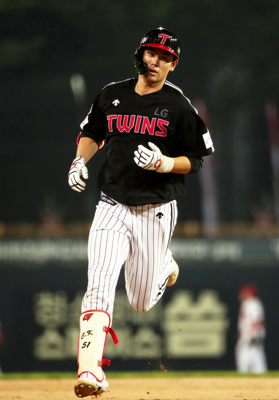 LG beat KIA at the end of the game and secured the winning series in an important three-game series.LG won the final round of Hong Chang-gi, which was held in the Gwangju-Kia Champions Field on the 5th, with a 4-4 match against Kia in the 2020 Shinhan Bank SOL KBO League, and won 6-4.LG (42 wins, 32 losses, 1 draw) ranked fourth, spurred the pursuit of the second place with a three-game winning streak, while Kia (38 wins, 34 losses) lost four straight and stayed in fifth place.LG starter Lee Min-ho had the most runs (four runs) this season, but he lasted six innings to eventually create a winning pitcher requirement and win his third win of the season.Bullpen pitchers also played their part and helped the team win.In the batting line, Hong Chang-gi played a big role, including solo and doubles, while Hyun-soo Kim had three hits and Che Eun Seong Kim Min-sung added two RBIs.On the other hand, KIA failed to escape from the slump with four runs in 523 innings.Choi Hyoung-woo scored three hits in the batting line, and Yichang photos Kim Sun-bin also scored one RBI, but the overall explosive power was insufficient.Both teams scored points because they were in the middle of the game.LG, who had a chance with a 1-and-2-time hitter, hit a left-handed hit by Yoo Kang-nam in the third inning, a walk by Oh Ji-hwan, a heavy hit by Che Eun Seong, a walk by Hyun-soo Kim, and a two-run right-handed hit by Kim Min-sung. I went out.But KIA also chased one point when Najiwans shortstop grounder in the fourth inning, a left-fielder hit by Tucker and a double by Choi Hyoung-woo.Yoo Min-sang scored one more point in the left-handed hit.After LG ran one run after Che Eun Seongs timely hit after a double by Hong Chang-gi in the fifth inning, KIA tied the game with a consecutive hit by Yichang photos Kim Sun-bin in the fifth inning.LG broke the balance in the seventh inning when Hong Chang-gi hit a solo home run (season 2) in the middle of the season against Hong Sang-sam.LG kept the lead with a full pen leading to Choi Dong-hwan, Jin Hae-soo and Jung Woo-young after Lee Min-ho lasted six innings.KIA was aiming for a tie in the eighth inning with two outs and two bases, but Oh Sun-woo, who struck out, left a regret.LG, who sighed, ran one more run in the ninth inning with Oh Ji-hwan scoring a solo homer, and finished the winning series with Go Woo-suk in charge of the ninth.