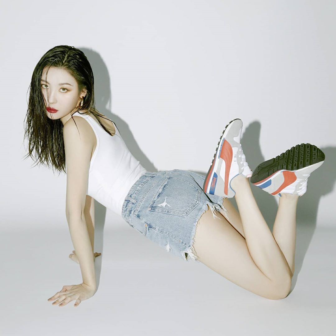 Singer Sunmi shared a different pose.On the 5th, Sunmi posted an emoticon on his Instagram after the words Posing like a.The photos posted together show Sunmi with her knees on the floor and tiptoes. Her intense eyes are impressive.The netizens did not hide their admiration, saying It is pretty and like a queen.On the other hand, Sunmi will participate in Park Jin-youngs new song When We Disco which will be released on the 12th.Photo: Sunmi Instagram
