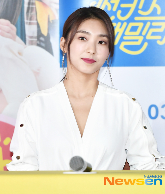 Actress Yoon Purple, a former Sistar, left HOOK ENTERTAINMENT.HOOK ENTERTAINMENT said on the afternoon of August 6, Yoon Purple and Exclusive contract have ended.Yoon Purple, who did not sign a contract after the end of the Exclusive contract, is reportedly in the FA market looking for a new agency.In June 2017, Yoon Purple signed an exclusive contract with HOOK ENTERTAINMENT, which includes Yoon Jung-jung, Lee Sun-hee, Lee Seo-jin and Lee Seung-gi, but left the agency for about three years.