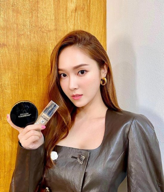 Singer Jessica showed off her colorful visuals.On the 6th, Jessica posted a picture through her instagram .Jessica is looking at the camera with her cosmetics in her hand. Jessica is impressed with her doll-like beauty and unique atmosphere.Meanwhile, Jessica is communicating with fans through YouTube Jessica Jung.Photo: Jessica Instagram  