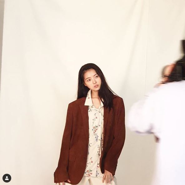 Singer and actor Lim Na-young has released a photo shoot scene.Lim Na-young posted a picture on his instagram on the 6th with an article called today.In the open photo, Lim Na-young is concentrating on filming in a flower pattern shirt and an overfit jacket, with a long straight hair and a faint look that burys a pure and elegant atmosphere.Meanwhile, Lim Na-young is appearing on TVN drama Flower of Evil.Photo: Lim Na-young SNS