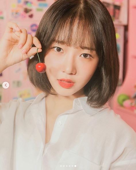 Weki Meki Choi Yoo-jung flaunts her innocent charmChoi Yoo-jung posted several photos on his Instagram on the 6th.In the open photo, Choi Yoo-jung boasted a pure visual with a single-headed head and a white shirt. Former I.O.I member Lim Na-young said, and expressed his affection.On the other hand, Weki Meki, which Choi Yoo-jung belongs to, released mini album HIDE and SEEK on June 18th.Photo: Choi Yoo-jung SNS