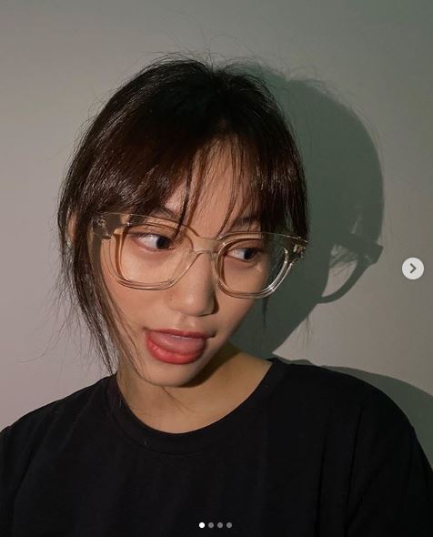 Weki Meki Kim Do-yeon reveals the wrong charmKim Do-yeon posted four photos on his Instagram on the 6th.Kim Do-yeon in the public photo is wearing a black short-sleeved T-shirt and transparent horn-rimmed glasses, sticking out his tongue and making a mischievous look.I feel a pure charm in the naturally tied hair and clear features.Meanwhile, Kim Do-yeon appeared in the web drama Only Torn Man and Woman.Photo: Kim Do-yeon SNS