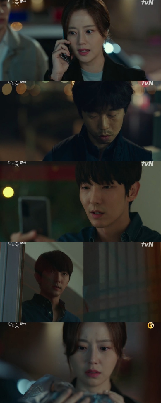Flower of Evil Lee Joon-gi was nearly caught stealing identity from Moon Chae-wonIn the 4th episode of tvNs Flower of Evil broadcast on the 6th, Cha JiWon (Moon Chae-won) was portrayed as Susa about the Murder incident of Nam Soon-gil (Lee Kyu-bok).On this day, Cha JiWon susa about the Murder case of Nam Soon-gil, not knowing that Baek Hee-seong (Lee Joon-gi) and Do Hyun-soo are the same person.Cha JiWon investigated Do Hyun-soo and met Do Hae-soo (Jang Hee-jin) in the process.Dohasu said, I dont know anything. Ive never seen a suspension before in 2002. Ive met a police officer for 18 years and Ive repeatedly said it.But Cha JiWon said, Thats not my question. Its about 900 million won that the property of the residents who have not been inherited has been confirmed.The land was disposed of, but why did you leave the building? It was like you left a shelter for Do Hyun-soo. Do Hae-soo said, These days, the police are imaginatively Susa, and said that he is not interested in the property of Do Min-seok (Choi Byung-mo).Baek Hee-seong knew that Cha JiWon (Moon Chae-won) planned to create a sketch of Do Hyun-soo.Baek Hee-seong asked Kim Moo-jin to stop making montages.At this time, Oh Bok-ja, who lives in Do Hyun-soos hometown, contacted the police and reported that there was a picture of Do Hyun-soo accidentally five years ago.Oh Bok-ja said, Seoul has taken pictures of our daughter who is going to see Seoul, and there is a picture of Do Hyun-soo.I think its right to look at it. Cha JiWon asked, We have someone to check on, so I hope you will provide me with a picture. I headed to Oh Bokjas house with Lim Ho-joon (Kim Soo-oh).Kim Moo-jin told Baek Hee-seong that Oh Bok-ja had a photo; Kim Moo-jin met Baek Hee-seong and ran to Oh Bok-jas house.In particular, Taxi article (Yoon Byung-hee) also tied Oh Bok-ja, and hit Kim Moo-jins back.Taxi article confronted Baek Hee-seong, and pressed to tell him where his wife was.In addition, Baek Hee-seong ran away with his face covered in a struggle with Cha JiWon so that his Identity was not caught.Cha JiWon also realized that the Taxi article was the husband of Victims, who was killed by Do Min-seok.Cha JiWon told team leader Arata Iuracheol (Choi Dae-hoon): There are Victims whose body was not found during the Dominseok incident; please find out about Victims husband.Hes driving Taxi, and his husband didnt give up, but he came to town regularly and dug up the land of the neighborhood where the body was found.Taxi article was figuring out the Susa process with wiretaps, and Arata Iuracheol found a bug.Not only that, but Baek Hee-seong reunited with a Taxi article to avoid the polices eyes, and Cha JiWon was shocked when the clock he had presented to Baek Hee-seong was found as evidence at the house of Oh Bok-ja.Photo = TVN broadcast screen