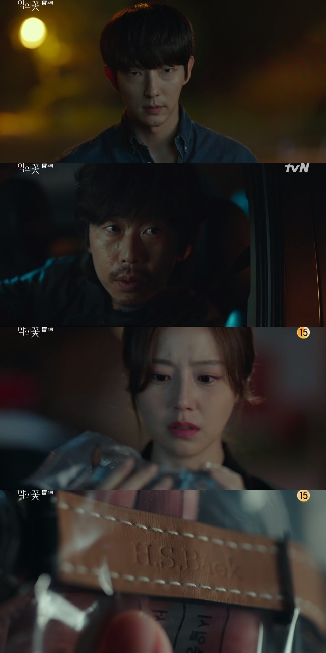 Moon Chae-won suspected Lee Joon-gis kidnapping as Lee Joon-gi faced a viciously entangled Yoon Byeong-hee.In the 4th episode of the TVN tree drama The Flower of Evil (playplayed by Yoo Jung-hee/directed by Kim Cheol-gyu), which was broadcast on August 6, the figure of Baek Hee-Seong (Do Hyun-soo, Lee Joon-gi) heading to his hometown was drawn to prevent his past photos from entering the police hands.While Do Hyun-soo was a suspect in the Murder case of Nam Soon-gil (Lee Kyu-bok), the police focused on securing Do Hyun-soos face.In response, he also started his sketch work based on the memory of the president of the Chinese house and Kim Moo-jin (Seo Hyun-woo), who had been delivering the same day.However, Kim Moo-jins efforts became useless with a single tip-off call.Whistle Blower said, I am a hometown elderly who remembers Do Hyun-soos childhood face, and it seems that Do Hyun-soos picture of five years ago accidentally appeared in the photo taken in Seoul.So, Cho Ji-won (Moon Chae-won) chose to go to Gagyeong-ri to get a picture, and Kim Moo-jin hurriedly told Baek Hee-seong this fact.Then, Baek Hee-Seong and Kim Moo-jin hurried to the street, and two people who reached the house of Whistle Blower before the police.But there was already a person who went to the Whistle Blower house.He was a taxi driver (Yoon Byeong-hee), who always carried Nam Soon-gil, who worked in the store until dawn.Taxi is a husband of a serial victim of the past by Do Min-seok (Choi Byung-mo), and a person who is obsessed with finding the body of his wife who has not yet been found.He also believed that Do Min-seok and Do Hyun-soo had a bad relationship, and he deliberately killed Nam Soon-gil to bring Do Hyun-soo back to the world.As soon as he faced Baek Hee-seong, the police were now in trouble and he promised to meet him at a guest house near the fishing spot tonight.After arriving one step late, the carpenter found the back of the Baek Hee-seong and chased him, but narrowly missed the Baek Hee-seong.But I could get some clues from Whistle Blower and the villagers.Carson realized that Real, who killed Nam Soon-gil, was a Taxi driver, considering that the perpetrator who threatened Whistle Blower did not know Do Hyun-soos face and that Taxi was always looking for Do Hyun-soos whereabouts.Car support was then handed a watch from a police junior that came from a building that had been struggling with a suspicious person and could not hide his embarrassed eyes.The clock was a clock that I had even signed the initial imprint, which I presented to Baek Hee-seong.Later trailers showed the car support thinking that Baek Hee-seong was kidnapped.