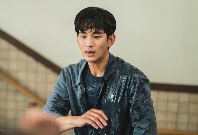 In Psycho, but Its OK, which left only two times until the end, a special gift for viewers was released.In TVNs Saturday Drama Psycho is OK (director Park Shin-woo, playwright Cho Yong/planning studio dragon/production story TV, gold medalist), Kim Soo-hyun (played by Moon Gang-tae), Seo Ye-ji (played by Ko Mun-young), Oh Jung-se (played by Door Status), and Park Kyu-young (played by Nam Juri) Great release, what gives you the pleasure of seeing.Previously, the movie was revealed as a nurse, Park Haeng-ja, of a mental hospital where the identity of Dohe-jae (Young-nam Jang), who was the main character of the movie, which was a mess of Moon Gang-tae, Door status brothers, as well as the life of Ko Mun-young, and shocked everyone.The fate of those who have been tied to the victims son and the daughter of the murderer can not be grasped where they will go, making the viewers feel more nervous.As various speculations are pouring into the ending, the undisclosed SteelSeries attracts attention because it contains moments that can remember Psycho but its OK.First, the appearance of 180 degrees at the scene of the family photo shoot, along with the torture and Door status, the visual of the suit Moon Gang Tae, which made the woman feel nervous, causes another excitement.The wounded face of Moon Gang-tae, who was hit by a flood by his brother due to the trauma of the ice river incident, makes his heart agitated.In addition, before escaping from the shade of her mother, she overcomes the long-haired torture and trauma, and catches her eye in contrast to the shorter-haired torture.In addition, after the implicit taboo of the brother and the ice river incident were revealed, the embrace of the dramatic reconciliation of the brother gives back the deep impression that it received at that time.Here, it is also fun to see the professional appearance of keeping a good mental hospital and the on and off of South Juri, which becomes free when you enter alcohol.On the other hand, at the end of the last broadcast, Dohee and Moon Gang-tae, who took Door status as bait, replaced Moon Youngs castle and made their hands sweat.In addition, the barefoot sprint of Ko Mun-young, who noticed the sincerity of Moon Kang-tae, who went to see Dohee Jae after leaving himself, hurt the hearts of the viewers.