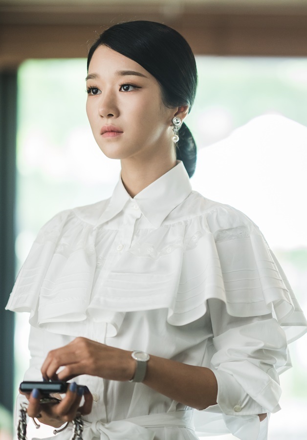 In Psycho, but Its OK, which left only two times until the end, a special gift for viewers was released.In TVNs Saturday Drama Psycho is OK (director Park Shin-woo, playwright Cho Yong/planning studio dragon/production story TV, gold medalist), Kim Soo-hyun (played by Moon Gang-tae), Seo Ye-ji (played by Ko Mun-young), Oh Jung-se (played by Door Status), and Park Kyu-young (played by Nam Juri) Great release, what gives you the pleasure of seeing.Previously, the movie was revealed as a nurse, Park Haeng-ja, of a mental hospital where the identity of Dohe-jae (Young-nam Jang), who was the main character of the movie, which was a mess of Moon Gang-tae, Door status brothers, as well as the life of Ko Mun-young, and shocked everyone.The fate of those who have been tied to the victims son and the daughter of the murderer can not be grasped where they will go, making the viewers feel more nervous.As various speculations are pouring into the ending, the undisclosed SteelSeries attracts attention because it contains moments that can remember Psycho but its OK.First, the appearance of 180 degrees at the scene of the family photo shoot, along with the torture and Door status, the visual of the suit Moon Gang Tae, which made the woman feel nervous, causes another excitement.The wounded face of Moon Gang-tae, who was hit by a flood by his brother due to the trauma of the ice river incident, makes his heart agitated.In addition, before escaping from the shade of her mother, she overcomes the long-haired torture and trauma, and catches her eye in contrast to the shorter-haired torture.In addition, after the implicit taboo of the brother and the ice river incident were revealed, the embrace of the dramatic reconciliation of the brother gives back the deep impression that it received at that time.Here, it is also fun to see the professional appearance of keeping a good mental hospital and the on and off of South Juri, which becomes free when you enter alcohol.On the other hand, at the end of the last broadcast, Dohee and Moon Gang-tae, who took Door status as bait, replaced Moon Youngs castle and made their hands sweat.In addition, the barefoot sprint of Ko Mun-young, who noticed the sincerity of Moon Kang-tae, who went to see Dohee Jae after leaving himself, hurt the hearts of the viewers.