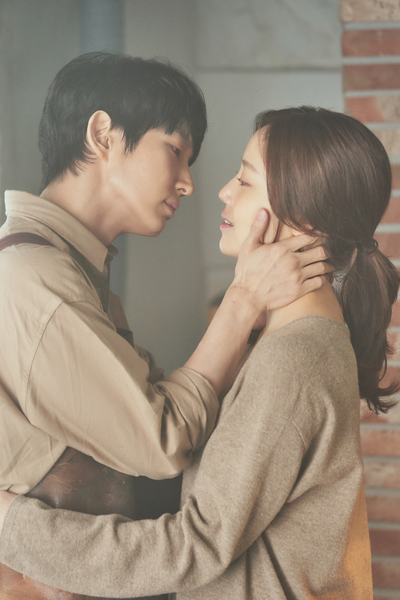 TV viewer ratings of the drama started with 3.4 percent (Nilson Korea) on July 29 and remain in the early 3 percent range as of June 6.There has been a critical analysis that there are no new characters or dramatic devices that can catch the attention of viewers until the fourth time that goes through the period of burning the topic.For this reason, there are voices that are concerned that the nightmare of Criminal Minds, which had to be sent out with 2% TV viewer ratings even after investing a total of 20 billion won in production costs, may be reproduced.Dramas that put thrillers and rhetorical genres on the front are a tension by crossing the investigation of murders and detectives.Nevertheless, it can not avoid the point that it is somewhat poor due to the repeated development of accident in the play.The five-day broadcast scene is typical of Lee Joon-gi, who hangs on the veranda railing to avoid Moon Chae-won, who came in while searching the house of Seo Hyeon-woo, as the shadow disappears thanks to clouds that are accidentally cast over.This is also why some say that the Flower of Evil has not been competitive in the face of the recent pouring of investigative dramas that have increased expertise by using various advanced science and technology.Detective characters, which lack reality somewhat, are also considered weaknesses.The Homicide Detective, Moon Chae-won, heads to the scene of the incident with a sophisticated fashion and a fully groomed hairstyle every time.The setting of Detective is a dissatisfied view that Moon Chae-won expressed somewhat away from Detective in reality, despite being a key factor that makes Lee Joon-gi doubt his identity.Some viewers also responded that they were intrusive to immersion.Lee Joon-gi and Moon Chae-won expressed their determination to erase the failure of Criminal Minds, saying, I will second challenge to genres with flower of evil, but I can not catch the opportunity to reverse the atmosphere.The performances of the supporting actors such as Seo Hyeon-woo, Moon Chae-won and one team, Detective Choi Young-jun, are noticeable.Seo Hyeon-woo is holding the drama with Lee Joon-gi and his comrades, and Choi Young-jun, who took a picture of Bong Kwang Hyun in TVN s wise doctor s life, shows off his unique and sophisticated aspect.Lee Joon-gi and Moon Chae-won also over-conflict factors in TV viewer ratings humiliating rhetorical genres Detective Moon Chae-wons fashion is also immersive, disturbing TV viewer ratings 3% vs. atmosphere reversal agents.