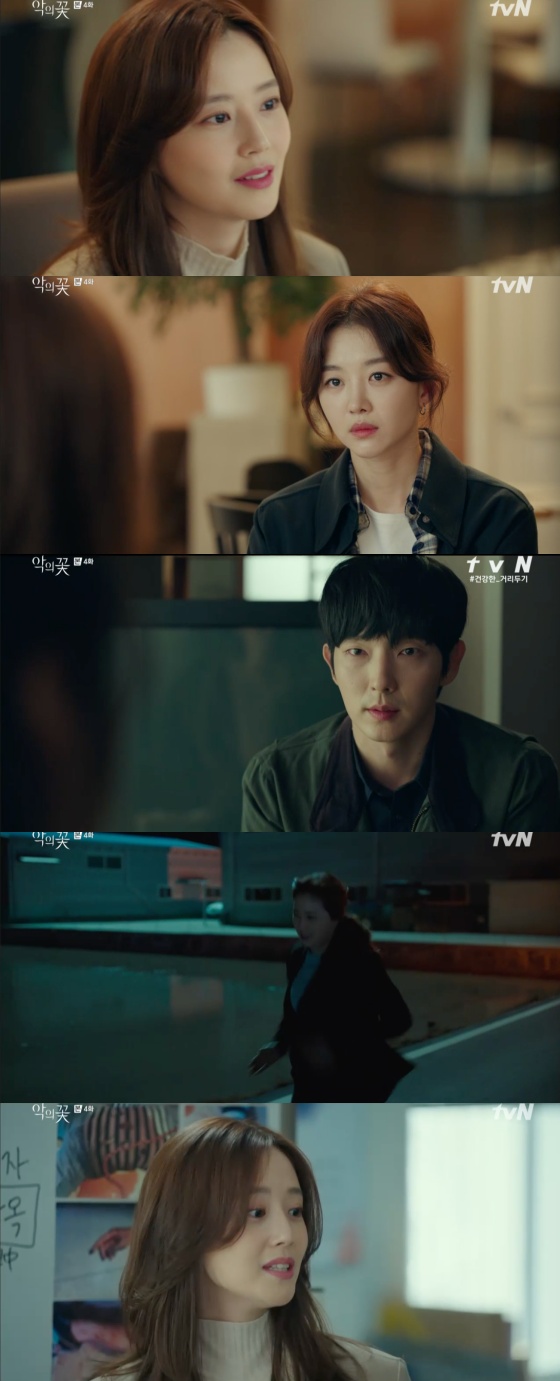 In the TVN tree drama The Flower of Evil, which was broadcast on the afternoon of the 6th, Cha JiWon (Moon Chae-won) traced Do Hyun-soo (Lee Joon-gi).Cha JiWon first met Do Hye-soo (played by Jang Hee-jin), the brother of Do Hyun-soo, who told Cha JiWon, who was asking questions related to the Do Hyun-soo case, Our Suspension.Cha JiWon said, Our suspension? If you deal with the police and the media for 18 years, Do Hyun-soo will hate you. Do Hye-soo seems sad for some reason.The embarrassed Do Hye-soo stood up, evading his words.Later, Cha JiWon received a tip that he had a photo of Do Hyun-soo five years ago; it was a Danbi-like call for Cha JiWon, who lacked information about Do Hyun-soo.Cha JiWon headed straight to the home of the five-timer who made the tip-off call.However, Baek Hee-seong (Lee Joon-gi) arrived at Oh Bokjas house before Cha JiWon through Kim Moo-jin (Seo Hyun-woo).The original name of the Baek Hee-seong is Do Hyun-soo and currently lives under the disguise of the Baek Hee-seong.Baek Hee-seong struggled with Cha JiWon near the house of Oh Bokja, and fled with Cha JiWon tied to a pillar.Cha JiWon, rescued by a colleague, gathered villagers after being told someone had stolen a photo from Oh Bok-jas home.Cha JiWon found out that Do Hyun-soo was not the perpetrator of the person who stole the photo from the five-year-old and Nam Soon-gil (Lee Kyu-bok) Murder case through the villagers.So Cha JiWon got a clue that Do Hyun-soo could be different from what is known.Meanwhile, Cha JiWon was shocked to learn that Baek Hee-seongs watch came out of a farm equipment warehouse where he struggled with Do Hyun-soo.