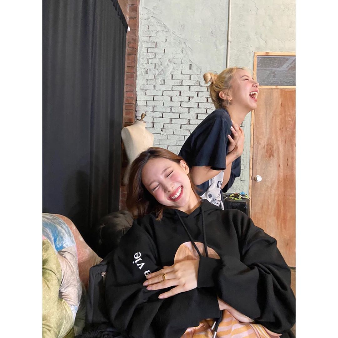 TWICE Nayeon and Chaeyoung reported the recent laughing situation just by looking at it.On the 7th, TWICE official Instagram posted several photos with the words two days left.The photo released shows comfortable-clad Nayeon and Chaeyoung - both of whom are seen laughingThe netizens did not hesitate to say cute and pretty girls.Group TWICE, which includes Nayeon and Chaeyoung, will hold an online concert on the 9th.Photo: TWICE Official Instagram