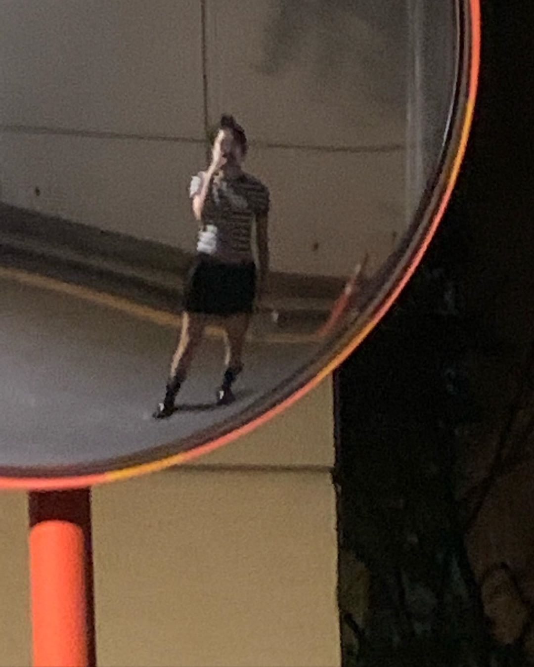 Seulgi of group Red Velvet reported on the latest.On the 7th, Seulgi posted a picture on his Instagram with the words Hihi.The photo shows Seulgi posing in front of a reflector on the road, and the cuteness of the horses face beyond the mask is impressive.The netizens did not hesitate to say I love you or I am cute.Seulgi recently formed a unit with member Irene to release Monster.Photo: Seulgi Instagram