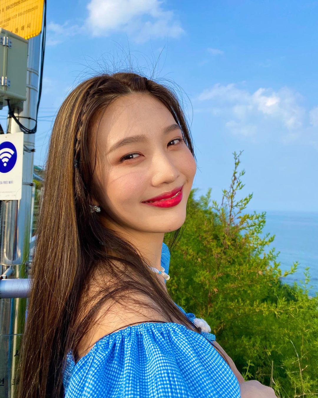 Joy of group Red Velvet shared a photo taken by Park Myeong-suOn the 7th, Joy posted photos and videos together with his instagram after tagging Donghae Park Myeong-su ID.Inside the photos and videos released are images of Joy posing behind the blue sky and the sea, and Joys cool and healthy smile stands out.The netizens responded that it is really beautiful, J.A. Martin Photographer Park is the best. Summer is summer.Joy is a good photographer on TVN The Wise Tour broadcast to Park Myeong-su J.A.Martin Photographer Park s character has been made a hot topic.Photo: Joy Instagram
