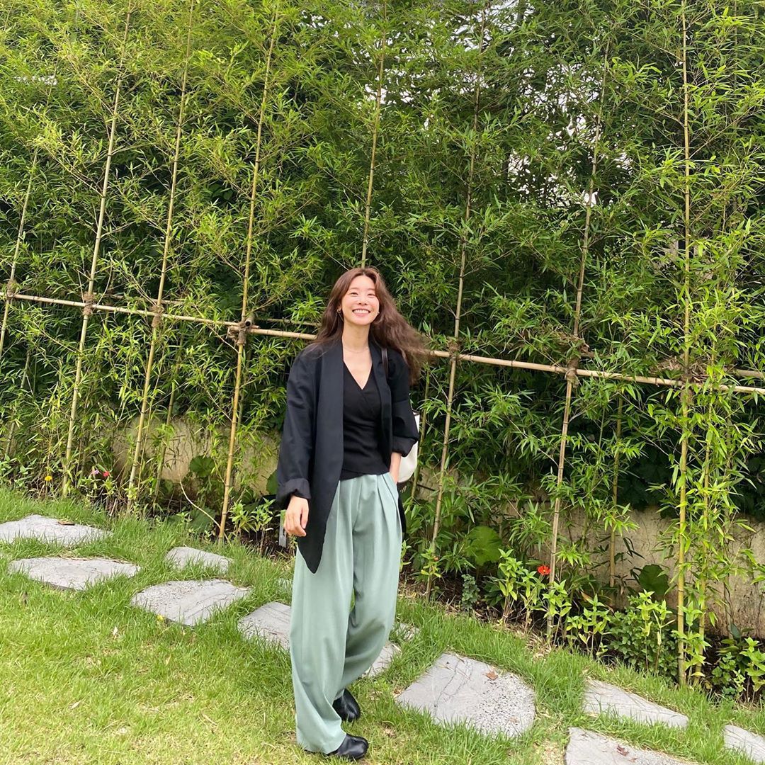 Talent Sojin has been working with Smile, who is bright.On the 7th, Sojin posted a picture on his Instagram with the words Paul Biya stop, it is so good even if you stop for a while, give me a chance to enjoy summer.The photo released shows the green grass and Sojin standing in front of the tree; it is seen building a bright Smile.The netizens responded that they like it and that they are cute.Sojin appears in the MBC drama Spy who Loved Me, which is scheduled to air in October.Photo: Sojin Instagram