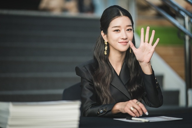 Kim Soo-hyun, Seo Ye-ji, Oh Jung-se and Park Gyoo-yeong delivered their last greetings to viewers.TVNs Saturday Drama Its OK, but it (director Park Shin-woo/playplayer Cho Yong) left only the final episode on August 9, while Kim Soo-hyun (played by Moon Gang-tae), Seo Ye-ji (played by Ko Mun-young), Oh Jung-se (played by Door Status), Park Gyoo-yeong (played by South Juri) () expressed his feelings for the end.Kim Soo-hyun, who was busy living every day and did not know how to look back at himself, but after meeting Seo Ye-ji, Kim Soo-hyun, who broke his mask and revealed himself, said, Thank you for watching Psycho but Its OK.I told you that I am psycho but I am okay is Human Healing Drama, but I was most healed.I hope youve been healing, too. Its okay if you dont!From the first appearance of the intense appearance to the appearance of Moon Gang-tae and Door Jung-se, who grew up gradually, Seo Ye-ji, who shone a lot of characters named Ko Mun-young, said, When Moon-youngs wounds, which seemed cold and gorgeous in appearance, were revealed, my heart was hurt, and the process of healing as Kang-tae, state and family was touching.I was happy to be loved by Ko Mun-yeong. I thank everyone and viewers for being psycho but okay.What I like is cartoon baby dinosaur Dooley and gogildong, striped shirt, liar, noise, touch that I hate.Oh Jung-se, who has grown up as an adult through his younger brother Moon Gang-tae and Ko Mun-young, but has put viewers into Door status charm, said, I was able to broaden my view of the world by meeting a special state.I am grateful to all the viewers who cried, laughed and cheered me up in the process of growing up as a real adult, he added. I am grateful to you for the fact that you are the most innocent and humane character I have ever played.Finally, Park Gyoo-yeong, who gave a strong charm and a strong room every time and imprinted the South Juri (Park Gyoo-yeong) to viewers, said, It was so good to be able to stay warm spring and summer as Juri.I was happy to be able to see and play Juri growing up in Drama.It was a really precious drama for me because I was able to get a lot of energy and learn from my bishops, staff, and seniors in a good field.I thank the viewers who loved Psycho but its okay once again.The regret of those who see the end of the greetings of the actors who are full of affection for the work is also growing.In the last episode of Psycho But Its OK, which was responsible for the weekend night with a healing message that comforts viewers hearts, including sweet and bloody romance, expectations are high that Moon Gang-tae, Door Status brothers and Ko Mun-young will come to a fairy tale ending.
