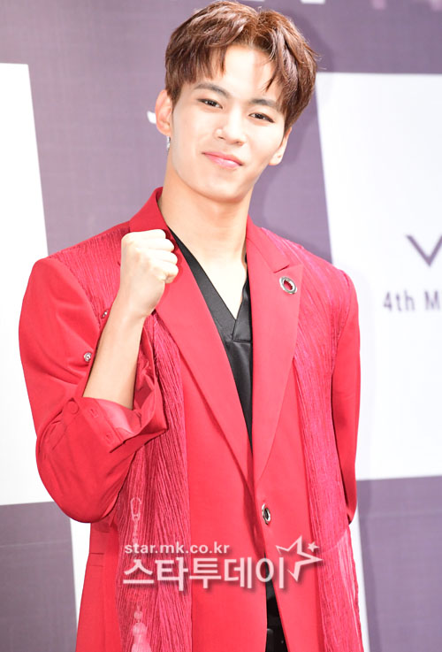 VIXX Hong Bin, who has been criticized for his idol demeanor remarks, will take withdrawal on the team.First of all, I would like to express my sincere gratitude to all the fans who have sent a lot of love to VIXX and give you some sad news, said Jellyfish Entertainment, a subsidiary of VIXX.We decided to respect the team withdrawal after careful discussion with VIXX members and Hongbin, he said.VIXX will be reorganized into a five-member system with Hong Bins Withdrawal.The agency said, I am very sorry for the sudden news that I have caused my fans to feel sorry, and I would like to ask VIXX members to continue their love and support.Previously, Hong Bin conducted a drinking broadcast in March for the first anniversary of personal broadcasting.While listening to music through YouTube, he made an impression when SHINees Everly Body stage video came out and said, Who throws such idol music on band music,Hearing Red Velvets Red Taste, he said, Its so virtuous. Its so colourful. You dont know the public? YouTube is popular.YouTube is something that everyone can see. I failed to choose. In addition to this, Infinite Lets do it stage and I want to hit the choreographed person.We were vampires, these people were wolves. Isnt it funny? Vampires and wolves were always the same, when we saw EXOs Wolf and Beauty.Im sorry, Ive always been a vampire, and the vampire always won. The one in history wins.Really sadly, there was no one who could follow (VIXX) from Wolf (EXO), he downplayed EXO.Viewers advised Hong Bin to break the alcohol and then broadcast it, but Hong Bin continued to act hard to understand, such as swearing his fingers at the camera.Hong Bin resumed his personal broadcast hours later and apologized vaguely, saying, I did not mean to degrade, but it is a problem when I see only a part of it.As the criticism continued, Hong Bin posted an apology on SNS saying, I sincerely apologize to the artists and the artists who were hurt by my wrong words and actions. He apologized for not thinking deeply for any reason and deeply reflecting on the indiscreet behavior.On the other hand, Hong Bin said through Twitch on the 6th, There was a lot of big change during the break of broadcasting.I do not know what the future broadcasts will change yet, but I am going to make a good broadcast that can be seen as easily as before. I am sorry.Ill see you soon, he said, foreshadowing his return.Hello. This is Jellyfish. Im giving you an official position regarding VIXX member Hong Bin.First of all, I would like to express my sincere gratitude to the fans who send a lot of love to VIXX and give you sad news.On the 7th, Hong Bin County has announced the VIXX Withdrawal doctor.We decided to respect the team with respect to our opinions after careful discussion with VIXX members and Hongbin.In the future, VIXX will continue its activities with a five-member system. I am very sorry for the sudden news that I have caused my fans to feel sorry.Thank you.
