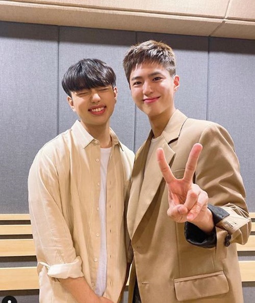 Two shots of Actor Park Bo-gum and SAM KIM, who helped with his fan song work, were released.Antenna Music official Instagram posted an article and a photo on the afternoon of the 10th, I give all my love to you.Park Bo-gum is a SAM KIM with writing, composing and producing a long-term gift for fans, ALL MY LOVE, he added.Inside the picture is a short-haired, Park Bo-gum in a jacket, and SAM KIM, who is making a smile.The two of them, together with bright Smile, gave a warm heart to the fans.In addition, Antenna Music official Instagram also wrote, Please watch the music video video that gives a glimpse of the work process of the two artists who are warmly comforted to the heart.On the other hand, Park Bo-gum presented fans to fans before Enlisted as a marine culture and publicity officer on the 31st.