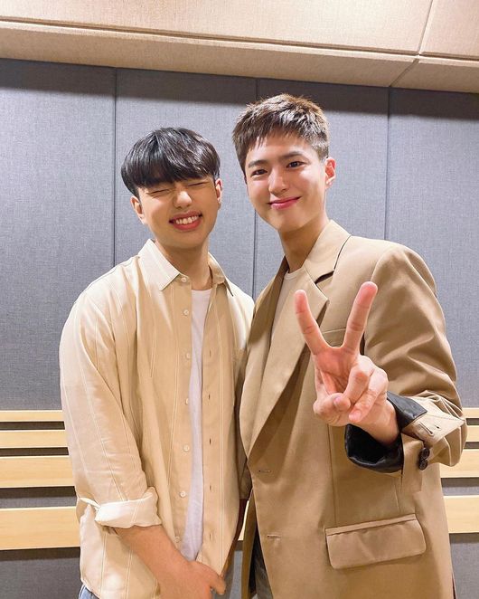 Singers SAM KIM and Actor Park Bo-gum boasted a warm-hearted bromance.On the afternoon of the 10th, SAM KIM agency Antenna Music official SNS said, I give all my love to you.A photo was posted, saying, Sam Kim with lyric, composition and production in ALL MY LOVE, a gift prepared by actor Park Bo-gum for fans for a long time.Antenna Music said, Please enjoy the music video video that gives a glimpse of the work process of the two artists who are warm to the heart!He added a hashtag called #SamKim # Sam Kim # Park Bo-gum #ALLMYLOVE .In the photo, SAM KIM is showing a friendly atmosphere with Park Bo-gum in the recording room.SAM KIM has a smile full of boys and frowns on his eyes, and he has released his unique cute charm.Park Bo-gum also gave a V-posing and a healing to those who see it as a flower beauty that melts their emotions.Meanwhile, SAM KIM participated in the production of Park Bo-gums fan song All My Love (ALL MY LOVE) which is about to join the military.Antenna Music SNS