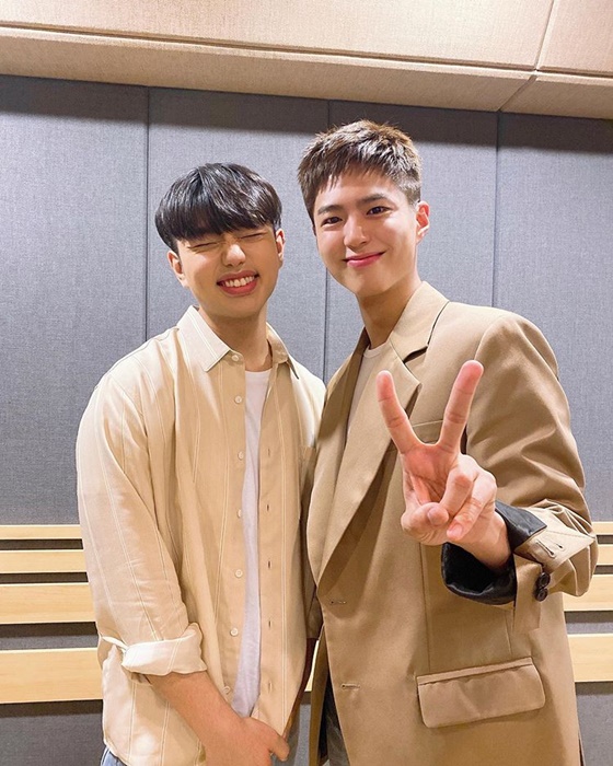 Enlisted Park Bo-gum, SAM KIM and brothers two shots. On the 10th, SAM KIM agency antenna official Instagram Actor Park Bo-gum prepared a long-term gift for fans ALL MY LOVE with the writing, composition and production of SAM KIM was released.In the photo, Park Bo-gum and SAM KIM are laughing at the camera together.Park Bo-gum is drawing a V-shaped finger with his finger, and SAM KIM is making a blind eye that does not see his eyes.Meanwhile, Park Bo-gum, who is pushing Enlisted as a naval cultural publicist on the 31st, announced todays fan song ALL MY LOVE.