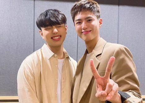 Park Bo-gum and SAM KIMs warm two-shot ahead of Enlisted was released and collected Eye-catching.On the 10th, Antenna Musics official Instagram showed photos of Park Bo-gum and SAM KIM.The article posted together contains the contents SAM KIM with writing, composing and producing in ALL MY LOVE, a gift prepared by Actor Park Bo-gum for fans for a long time.The photo shows Park Bo-gum, who smiles brightly while looking at the camera and reveals his beauty with his finger V, and the opening of SAM KIM, which is laughing with his eyes closed.In particular, Park Bo-gum reveals the aura of the southern god that does not need modifiers and exudes admiration.Meanwhile, Park Bo-gum, who is about to be Enlisted on the 31st, announced his fan song All My Love on the 10th.