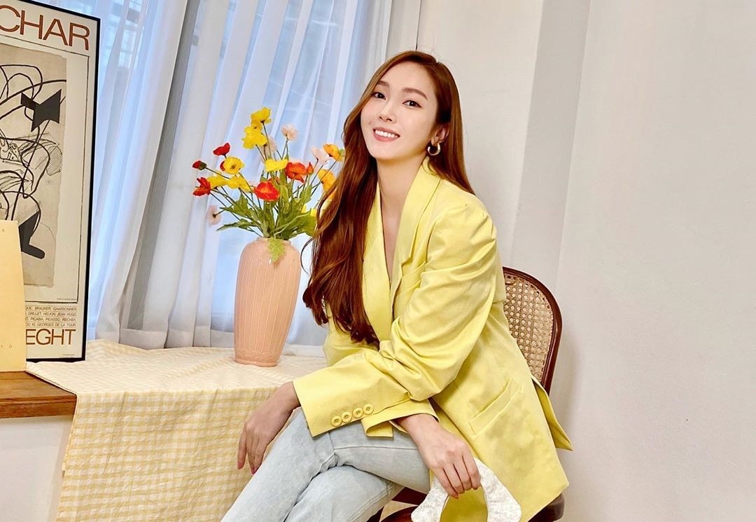Jessica has been telling me about her recent situation.On the 10th, Jessica wrote on her Instagram, Who say you cant ring the sunshine indoors during monster season?And released a picture.Jessica in the photo is wearing a yellow color jacket and sitting on a chair and showing off the CEOs appearance.Jessica, who was loved by the city charm, showed a bright smile by showing womens Wannabe look like a fashion icon.Meanwhile, Jessica is communicating with fans through YouTube channel Jessica Jung.