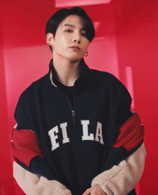 Group BTS member Jungkook boasted a deadly charm visual in the sporty casual look in the Fila AD.Recently, Fila official YouTube channel Fila Korea (FILA KOREA) released a new AD video of BTS members under the title [FILA X BTS] Go Beyond, Now Over Here.Among them, Jungkook poured out charismatic eyes and immersed his eyes in a shot with a close-up shot that slightly kicked his jacket.It also emanated masculine beauty and chic charm that meet the atmosphere of intense AD by taking off the existing boy beauty.Especially, he showed his sculpture-like visuals with his sleek jaw line and sharp nose that were revealed while he was tilting his head.Meanwhile, Big Hit Entertainment (Chairman Bang Si-hyuk, hereinafter Big Hit) launched the BTS character TinyTAN.Tiny Tan is a character born with seven BTS members in a cute shape.The concept that BTS second self was expressed and became a character, and it has a world view that crosses the real world through Magic Door.In Tinytan, not only the characteristics of BTS members but also the message of good influence, empathy and healing that have been conveyed through music and performance will be projected as it is and will be released in various contents.