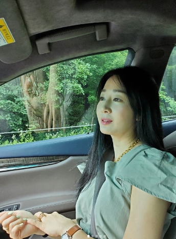 Kim Kyong-Wha, former Annauncers Travel, has been revealed.Kim Kyoung-Wha posted on his Instagram on the 10th, I have to take a picture, drive, search for restaurants, book accommodation, and have a lot of trouble with every travel.Kim Kyoung-Wha in the public photo is sitting in a car during Travel and posing naturally.So I know how hard I am to do it all the time, he said. Should I just go? Quiet? In Hongcheon, Sokcho.Meanwhile, Kim Kyoung-Wha is appearing on Olive Free Han Market 10.Photo = Kim Kyong-Wha Instagram