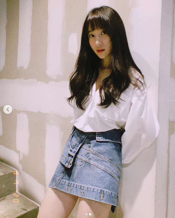 Hani posted two photos on Instagram on Wednesday, along with heart emojis.The photo shows Hani leaning against the wall and making a pure expression.Dressed in a white blouse and blue skirt, Hani created a neat vibe with a calm long wave hair.Hani, who made his debut with EXID in 2012, is Top Model in acting as a web drama XX in January, and he will appear in the movie I do not know adults and MBC cinematic drama White Crow.