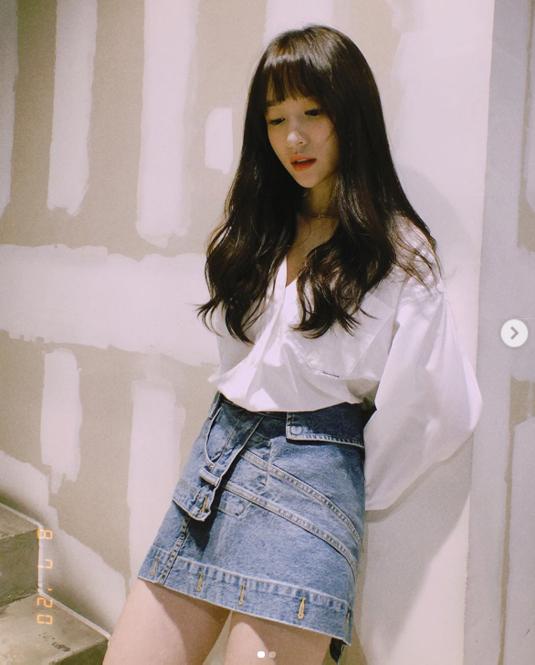 Hani posted two photos on Instagram on Wednesday, along with heart emojis.The photo shows Hani leaning against the wall and making a pure expression.Dressed in a white blouse and blue skirt, Hani created a neat vibe with a calm long wave hair.Hani, who made his debut with EXID in 2012, is Top Model in acting as a web drama XX in January, and he will appear in the movie I do not know adults and MBC cinematic drama White Crow.
