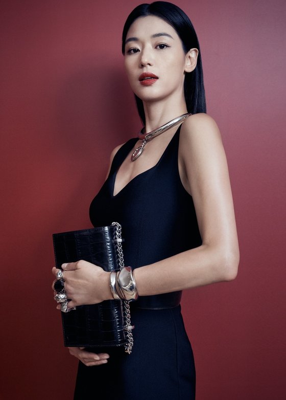 Actor Jun Ji-hyun showed off his unchanging charm.Alexander McQueen, a British luxury house Brand, unveiled a photo of Jun Ji-hyun, who visited the store on the 4th.On this day, Jun Ji-hyun wore an iconic jewel Sachael bag inspired by runway jewelery in a bi-color knit dress with a sweet heart neck line from Alexander McQueens 2020 autumn/winter collection and a detail inspired by the year-end suit, and visited the store to show Alexander McQueens aesthetics perfectly.In June, Jun Ji-hyun started a new relationship with the Brand with Alexander McQueens selection of Korea Ambassador.