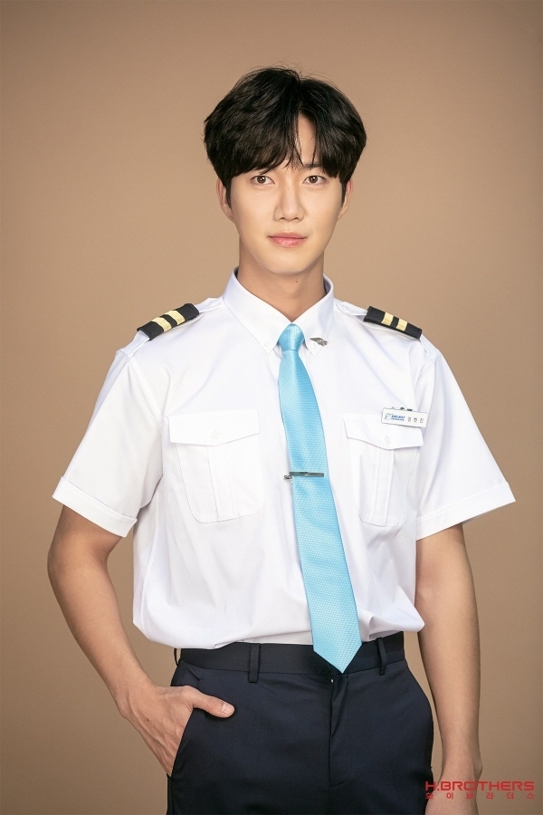 Actor Park Geonil has transformed into a warm steward.MBC Everlon Love is annoying but I do not want to be lonely! The behind-the-scenes cut was released on August 11th.Park Geonil in the public photo wears a light blue Tie and a neat uniform with a nameplate.Especially, he stared at the camera with a soft smile and showed off his appearance like a real steward, as well as admiring each cut with a distinctive features and superior fit.In addition, Park Geonils expression, which is neatly caught and focused, not only feels a sword-like aura, but also the character of gang hyunjin is conveyed, raising expectations for character.In addition, Park Geonils unspoiled pose is added to the detailed costume that does not miss a Tie pin, which raises the question of what kind of figure the figure of gang hyunjin is.bak-beauty