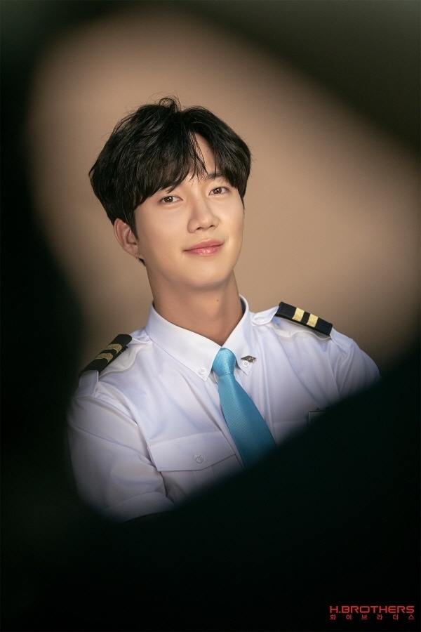 Actor Park Geonil has transformed into a warm steward.MBC Everlon Love is annoying but I do not want to be lonely! The behind-the-scenes cut was released on August 11th.Park Geonil in the public photo wears a light blue Tie and a neat uniform with a nameplate.Especially, he stared at the camera with a soft smile and showed off his appearance like a real steward, as well as admiring each cut with a distinctive features and superior fit.In addition, Park Geonils expression, which is neatly caught and focused, not only feels a sword-like aura, but also the character of gang hyunjin is conveyed, raising expectations for character.In addition, Park Geonils unspoiled pose is added to the detailed costume that does not miss a Tie pin, which raises the question of what kind of figure the figure of gang hyunjin is.bak-beauty