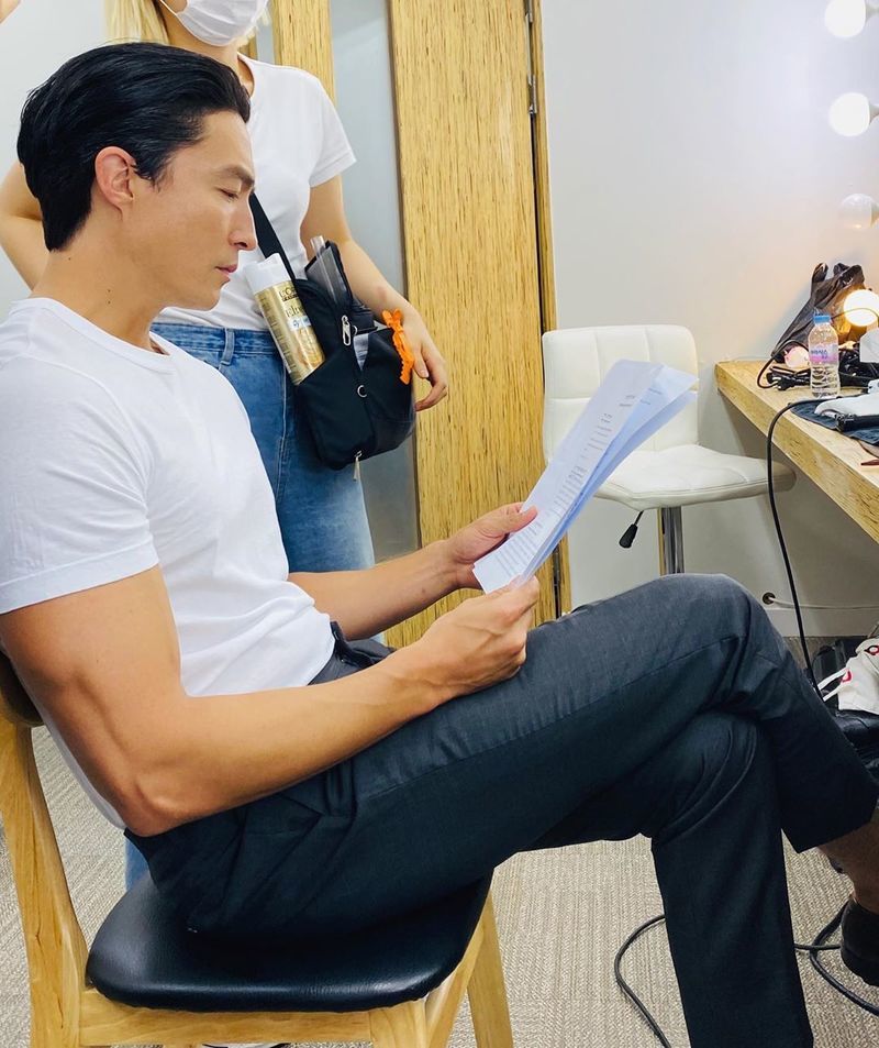 Actor Daniel Henney has revealed his current situation.Daniel Henney posted a picture on his Instagram on August 11 with an article entitled Memorizing the Korean Ambassador in three chapters.Inside the picture was Daniel Henney, sitting cross-legged with a script; Daniel Henney is looking at the script with a serious look.Daniel Henneys burly arm muscles and handsome visuals catch the eye.delay stock