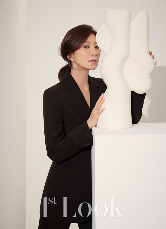 Kim Hee-ae Forward not ashamed filmography stacked and The usual KBS Drama Special property in an excellent fashion sense and women of the wannabe style icon with Kim Hee-ae in this episode, in black jacket and dress, stylish free of a tailored coat, a comfortable and classic style of check cardigan and down jacket, sneakers and various items to fully digest, had not only taken the concept, depending on the pose suggestions, such as professional side showed. Everyone is hoping that the ideal model close to her all the pictorial cut to brilliantly digest and after, in an interview, the couplea world of ends and their own small day sailor and status along with future lead to activities about expectations exposed. Favorite things, while happiness and satisfaction are of course popular success until I can the fact that the amazing luck to be likeand more now it was like with me given all the roles, all work easily and is not ashamed filmography to continue building her like thatand left.Meanwhile Kim Hee-ae of the charisma and Elegance of glamour, filled photoshoot coming 8 20 issued by First Impressions 202 through the city.