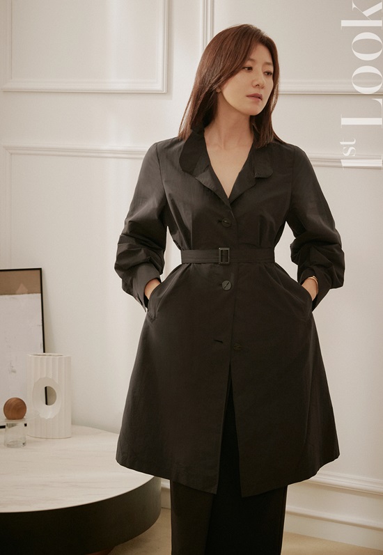 Kim Hee-ae Forward not ashamed filmography stacked and The usual KBS Drama Special property in an excellent fashion sense and women of the wannabe style icon with Kim Hee-ae in this episode, in black jacket and dress, stylish free of a tailored coat, a comfortable and classic style of check cardigan and down jacket, sneakers and various items to fully digest, had not only taken the concept, depending on the pose suggestions, such as professional side showed. Everyone is hoping that the ideal model close to her all the pictorial cut to brilliantly digest and after, in an interview, the couplea world of ends and their own small day sailor and status along with future lead to activities about expectations exposed. Favorite things, while happiness and satisfaction are of course popular success until I can the fact that the amazing luck to be likeand more now it was like with me given all the roles, all work easily and is not ashamed filmography to continue building her like thatand left.Meanwhile Kim Hee-ae of the charisma and Elegance of glamour, filled photoshoot coming 8 20 issued by First Impressions 202 through the city.