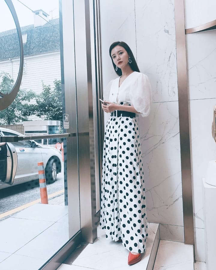 Actor Si-a Jin showed off her Elegance Beautiful looksSi-a Jin posted a picture on his Instagram on the 11th with an article entitled Dinging.Si-a Jing is standing at the door and staring at the camera, but Si-a Jings elegance atmosphere overwhelms his gaze even though he is standing without any pose.Si-a Jing showed off his extraordinary fashion sense by matching a white V-neck blouse with a long skirt, as well as a strong visual with a side-turned head and RED lip.Meanwhile, Si-a Jeong married Actor Do-bin Baek, son of Actor Baek Yoon-sik, in 2009; he has one male and one female.Photo: Si-a Jin Instagram