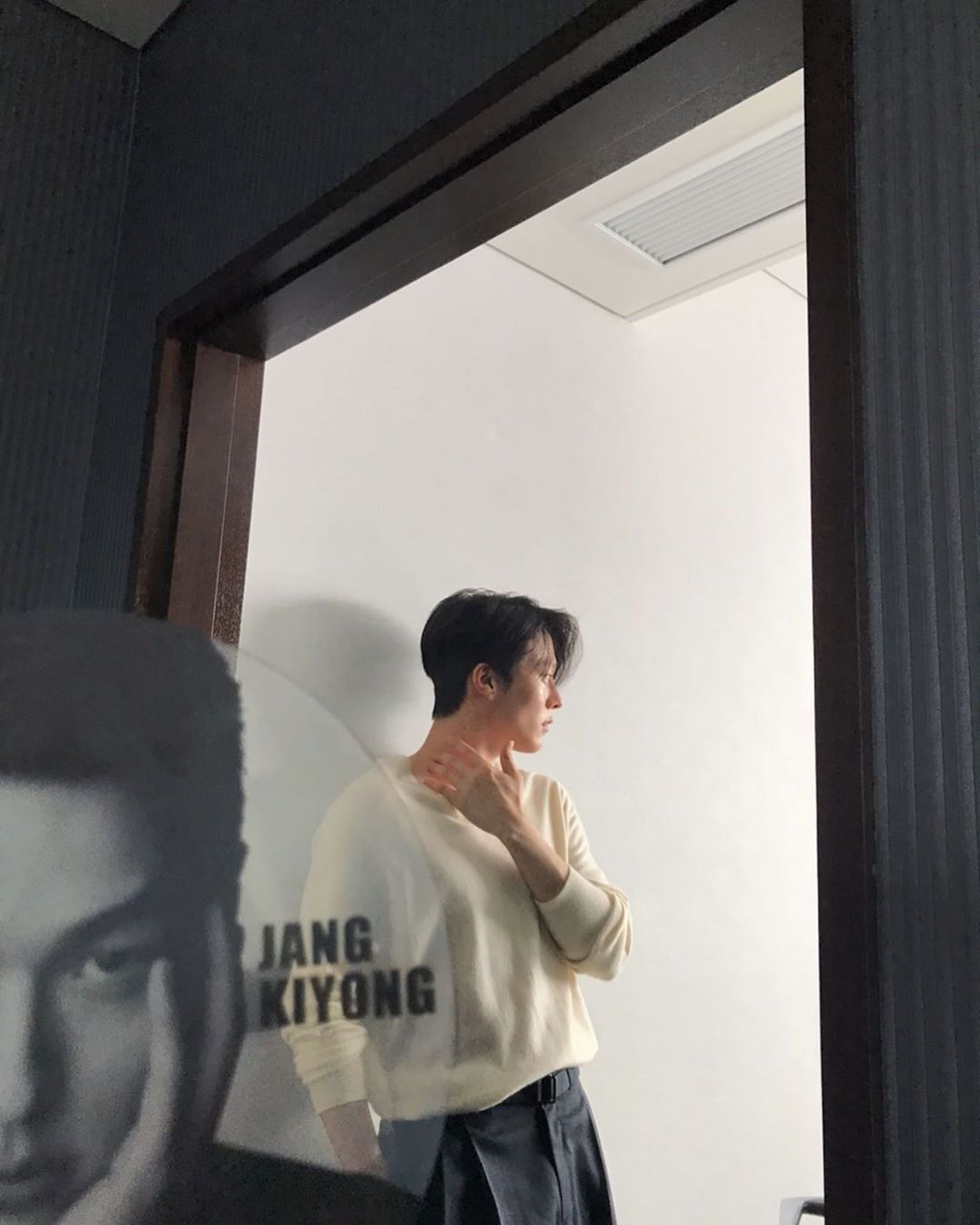 Actor Jang Ki-yong has expressed his current status.On the 11th, Jang Ki-yong posted a picture on his instagram  with the words Behold.The photo shows Jang Ki-yong staring somewhere, tall build and slender nose of Jang Ki-yong.The netizens expressed their affection, saying, It is handsome and It is a wonderful model.Jang Ki-yong appeared in the LBS 2TV Drama Born Again, which last June.Photo: Jang Ki-yong Instagram  
