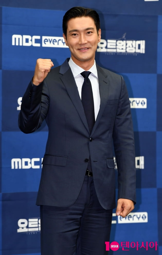 Super Junior Choi Siwon poses at the MBC Everlon Yot Expedition production presentation held at Sangam-dong Stanford Hotel Seoul in Seoul Mapo District on the morning of the 12th.