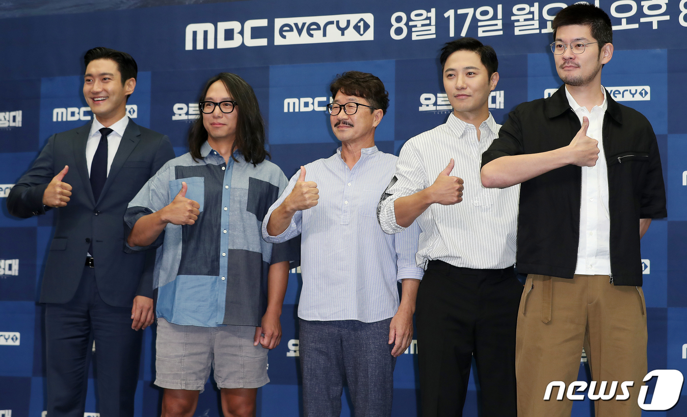 Seoul=) = Super Junior Choi Siwon (from left), Song Ho-joon, Kim Seung-jin Sea captain, actor Jin Goo, and singer Jang Gi-ha pose at the MBC every1 Yot Expedition production presentation at Stanford Hotel in Sangam-dong, Seoul Mapo-gu on the morning of the 12th.Yacht Expedition is a documentary entertainment program about the process of four men who dreamed of adventure riding a yacht and challenging the Pacific Ocean.