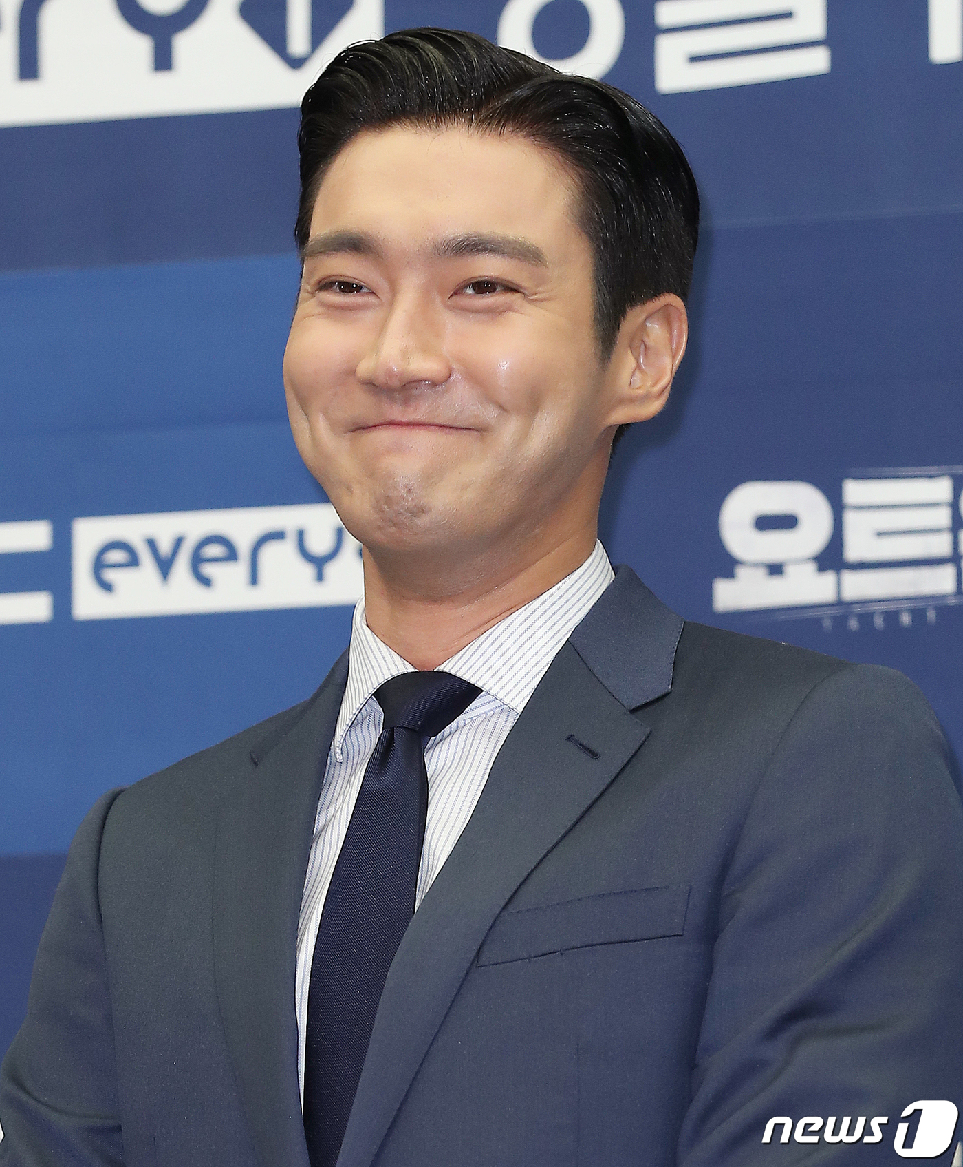 Seoul=) = Super Junior Choi Siwon poses at the MBC every1 Yot Expedition production presentation at Sangam-dong Stanford Hotel in Seoul Mapo District on the morning of the 12th.Yacht Expedition is a documentary entertainment program about the process of four men who dreamed of adventure riding a yacht and challenging the Pacific Ocean.