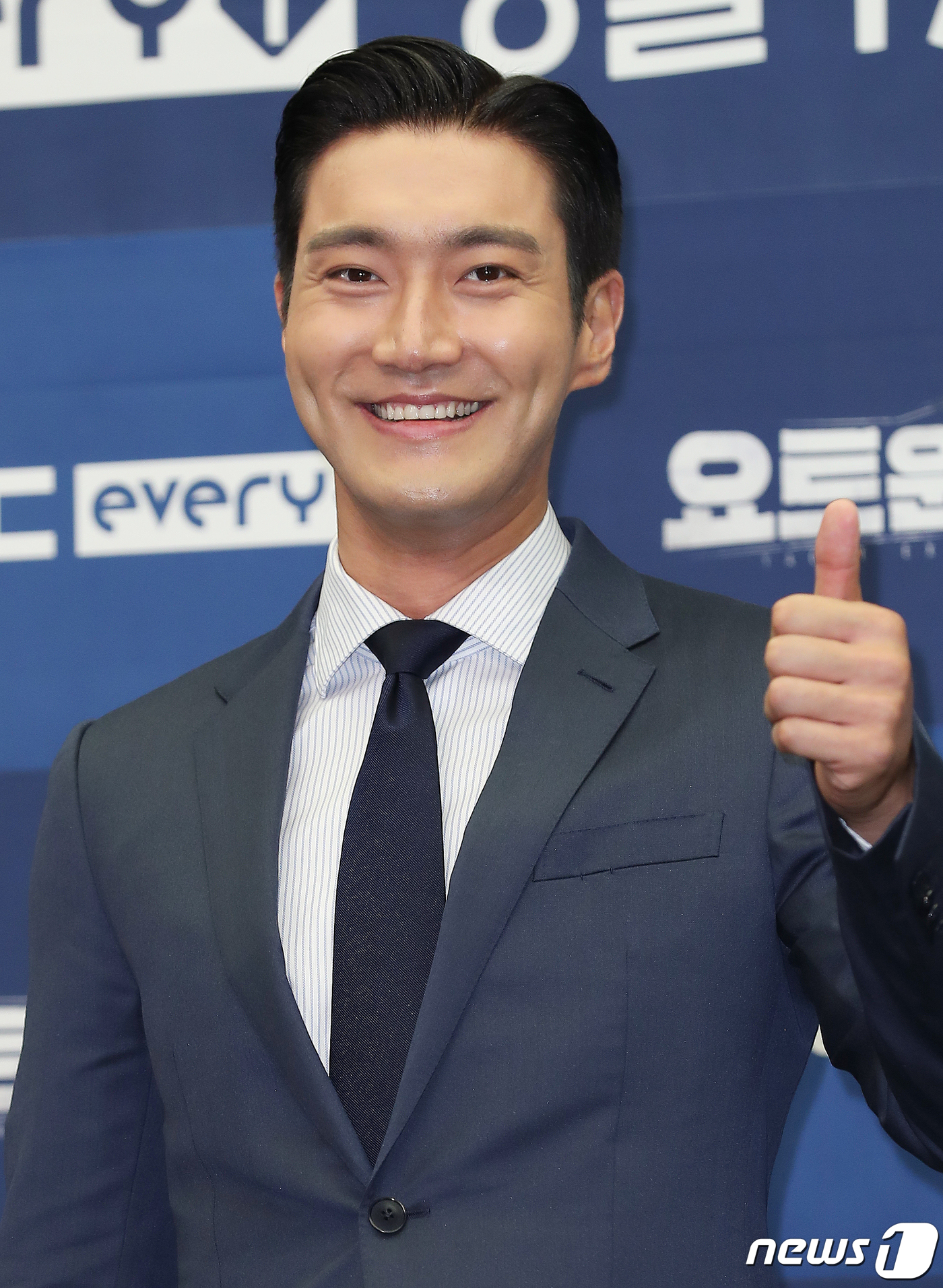 Seoul=) = Super Junior Choi Siwon poses at the MBC every1 Yot Expedition production presentation at Sangam-dong Stanford Hotel in Seoul Mapo District on the morning of the 12th.Yacht Expedition is a documentary entertainment program about the process of four men who dreamed of adventure riding a yacht and challenging the Pacific Ocean.