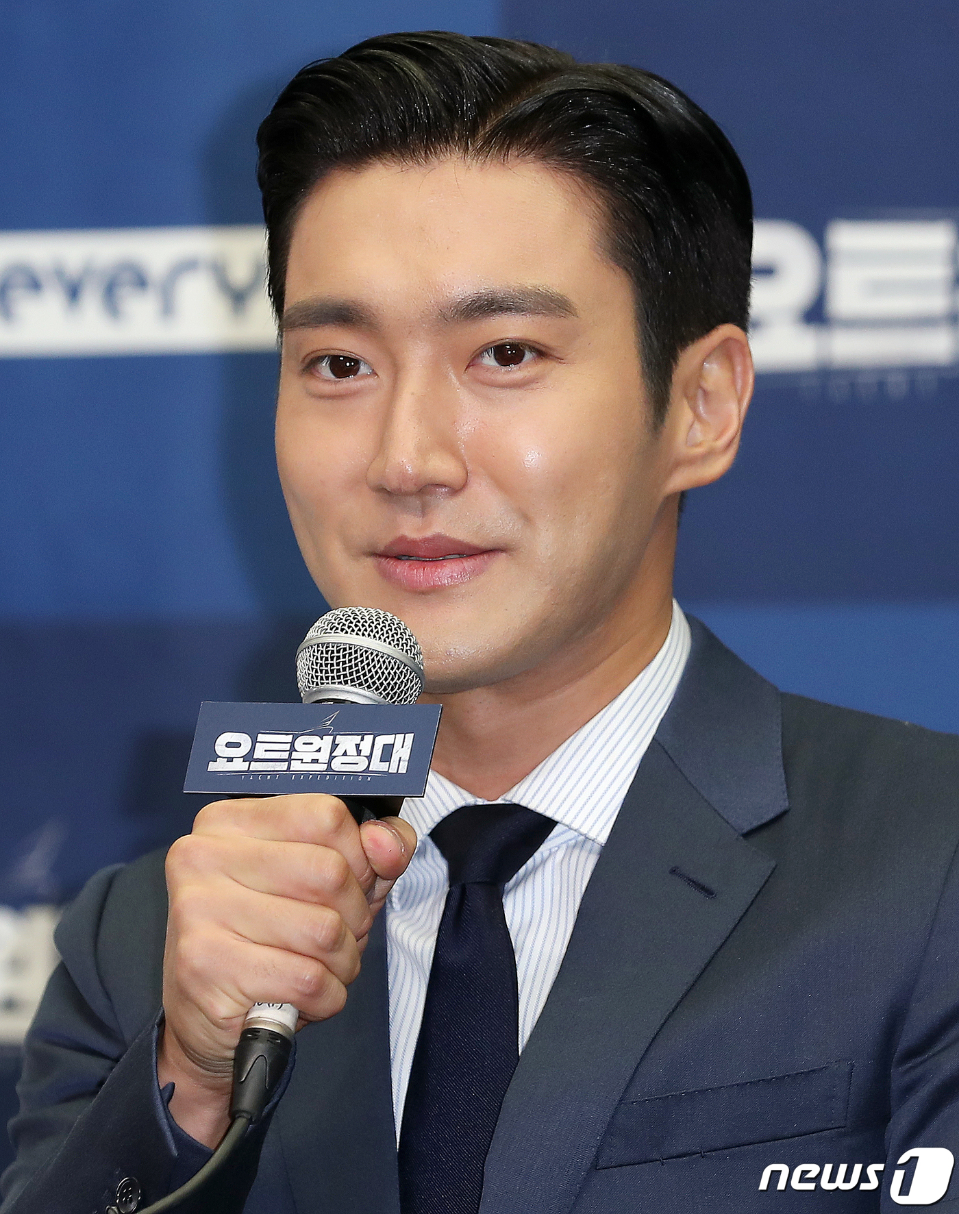 Seoul=) = Super Junior Choi Siwon is attending the production presentation of MBC every1 Yot Expedition at Sangam-dong Stanford Hotel in Seoul Mapo District on the morning of the 12th.Yacht Expedition is a documentary entertainment program about the process of four men who dreamed of adventure riding a yacht and challenging the Pacific Ocean.
