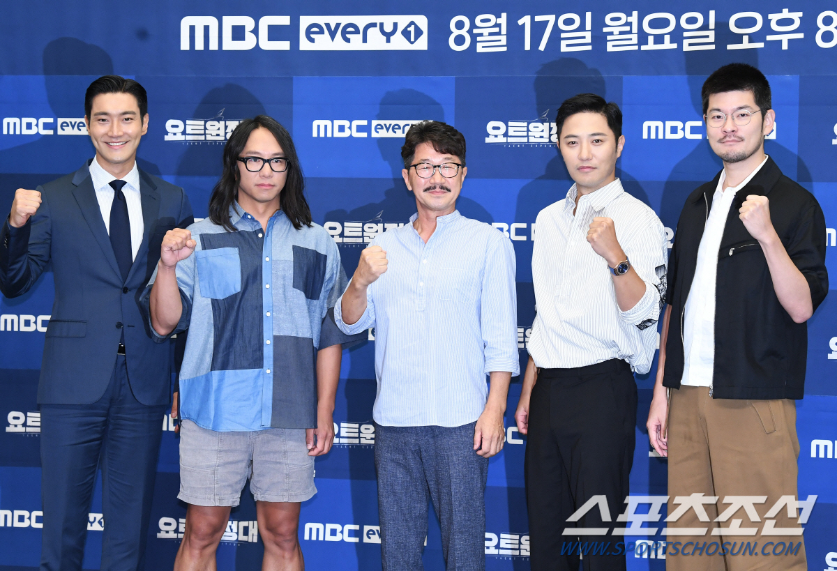 Kim Seung-jin Sea captain mentioned the adaptability of the Yot Expedition members.MBC Everlons new entertainment program Yot Expedition was presented at Stanford Hotel in Sangam-dong, Mapo-gu, Seoul on the morning of the 12th.The event was attended by Kim Seung-jin Sea captain, Jin Goo, Choi Siwon, Chang Kiha and Song Ho Joon.Kim Seung-jin Sea captain said, I wanted to speed up my adaptation.Not too late for adaptation, but the fastest friends were Chang Kiha. Faster than I thought.After a slight motion sickness, he adjusted to the boat and the Song Ho-jun was well adapted to the boat. Jin Goo was a little time-consuming but adapted.The youngest, Choi Siwon, is the youngest, so I adapt while working hard, each one has a different adaptation speed, and I think its good to watch the adaptation speed on the air, he said.Choi Siwon said, I did not adapt at the end. What I was really surprised to see was that my geometric brother never got sick.Yot Expedition is a documentary entertainment program featuring the process of Top Model on the Pacific Ocean voyage by four men who dreamed of adventure.Kim Seung-jin Sea captain, Jin Goo, Choi Siwon, Chang Kiha and Song Ho-joon, who succeeded in the worlds first weapons-free yachting alone, sail to Pacific Ocean.Kim Seung-jin Sea captain, leader Jin Goo, self-management king Choi Siwon, Chang Kiha of infinite inquiry, and 4-dimensional engineering type Song Ho-joon were united with keywords adventure and Top Model.They will not be romantic, but will be able to survive in a raw life. The overwhelming power of Pacific Ocean Nature is also expected to be a point of observation.Yot Expedition will be broadcast first at 8:30 p.m. on the 17th.
