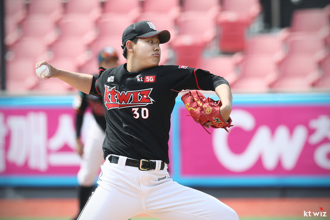 Rookie candidate Mini Standard (kt), who is a strong player in professional baseball this season, caught the eye again with a powerful pitch.Mini standard started the home Kyonggi with SK Wyverns in the 2020 Shinhan Bank SOL KBO League held at Suwon FC ktwiz Park on the 11th, and won the 6th win (5 losses) with two hits, three walks and six strikeouts in six innings.Earned run average is 4.84, not bad for a rookie.After a seven-inning scoreless run against Doosan on June 3, he did not add a victory for nearly two months until August.After the Doosan victory, he lost four consecutive games in June alone, and the Rookie competition seemed to be moving away.But by August, Mini Standard began to build up.On the first day of SKs 6.2 innings, he hit three hits and five strikeouts, and he was a victory pitcher against SK, who met again.2 Kyonggi has 2 wins, 12.2 innings, 11 strikeouts, and SK has become a sacrifice for Mini standard Risen.In particular, the cut fastball learned during the two-week rest has been able to rebound with its power, and the recent four-game quality start pitching has been a great help in entering the fifth round of kt.Mini standard, who has won six wins, will challenge to achieve 10 wins for high school graduates in 14 years since Hanhwa Ryu Hyun-jin in 2006.The Mini standard, which began to build up in the summer, once again set fire to the Rookie competition against Lee Min-ho (LG).The Rookie competition was one step behind in June, but the recent uptrend is not uncommon.Lee Min-ho is in the middle of a 10-Kyonggi 3-2 Earned run average 2.47 this season.Earned run average is far ahead of Lee Min-ho but Mini standard has a dominant lead in both wins and innings.The Rookie competition between the two players, which have begun to catch fire again, is likely to continue until the end of the season.Coincidentally, both LG and kt are fighting in the fifth round, and the team performance and contribution of the two players are expected to become an important factor in determining Rookie.LG Lee Min-ho and Rookie compete again with SK in six innings without a run