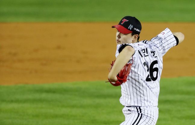 Rookie candidate Mini Standard (kt), who is a strong player in professional baseball this season, caught the eye again with a powerful pitch.Mini standard started the home Kyonggi with SK Wyverns in the 2020 Shinhan Bank SOL KBO League held at Suwon FC ktwiz Park on the 11th, and won the 6th win (5 losses) with two hits, three walks and six strikeouts in six innings.Earned run average is 4.84, not bad for a rookie.After a seven-inning scoreless run against Doosan on June 3, he did not add a victory for nearly two months until August.After the Doosan victory, he lost four consecutive games in June alone, and the Rookie competition seemed to be moving away.But by August, Mini Standard began to build up.On the first day of SKs 6.2 innings, he hit three hits and five strikeouts, and he was a victory pitcher against SK, who met again.2 Kyonggi has 2 wins, 12.2 innings, 11 strikeouts, and SK has become a sacrifice for Mini standard Risen.In particular, the cut fastball learned during the two-week rest has been able to rebound with its power, and the recent four-game quality start pitching has been a great help in entering the fifth round of kt.Mini standard, who has won six wins, will challenge to achieve 10 wins for high school graduates in 14 years since Hanhwa Ryu Hyun-jin in 2006.The Mini standard, which began to build up in the summer, once again set fire to the Rookie competition against Lee Min-ho (LG).The Rookie competition was one step behind in June, but the recent uptrend is not uncommon.Lee Min-ho is in the middle of a 10-Kyonggi 3-2 Earned run average 2.47 this season.Earned run average is far ahead of Lee Min-ho but Mini standard has a dominant lead in both wins and innings.The Rookie competition between the two players, which have begun to catch fire again, is likely to continue until the end of the season.Coincidentally, both LG and kt are fighting in the fifth round, and the team performance and contribution of the two players are expected to become an important factor in determining Rookie.LG Lee Min-ho and Rookie compete again with SK in six innings without a run