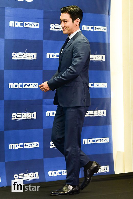 Super Junior Choi Siwon attended the MBC Everlon Yot Expedition production presentation at the Stanford Hotel Seoul in Sangam-dong, Seoul Mapo District on the 12th.The Yot Expedition, starring Captain Kim Seung-jin, Jingu, Choi Siwon, Jang Jang Ha and Song Ho-joon, will be broadcasted on the 17th as a documentary entertainment program featuring the process of challenging the Pacific voyage on a yacht.
