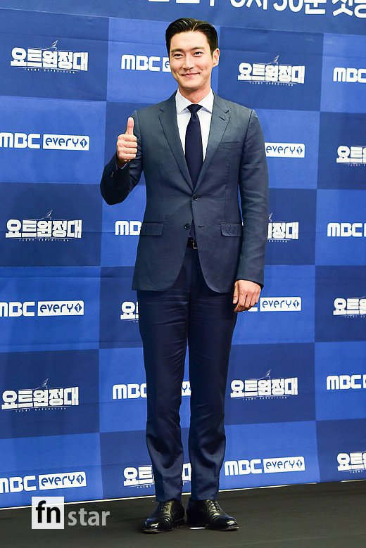 Super Junior Choi Siwon attended the MBC Everlon Yot Expedition production presentation at the Sangam-dong Stanford Hotel Seoul in Seoul Mapo District on the 12th.The Yot Expedition, starring Captain Kim Seung-jin, Jingu, Choi Siwon, Jang Jang Ha and Song Ho-joon, will be broadcasted on the 17th as a documentary entertainment program featuring the process of challenging the Pacific voyage on a yacht.