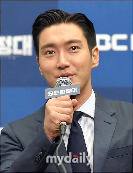 Singer Choi Siwon attended the production presentation of MBC Everlon yacht Expedition on the cable channel at Stanford Hotel in Sangam-dong, Seoul on the morning of the 12th.Yacht Expedition is a documentary entertainment program that shows the process of challenging the Pacific Ocean voyage by four men who dreamed of adventure by riding yacht. Captain Kim Seung-jin, Jingu, Choi Siwon, Jang Ha and Song Ho-joon, who succeeded in traveling around the world alone with the first weaponless port in Korea,